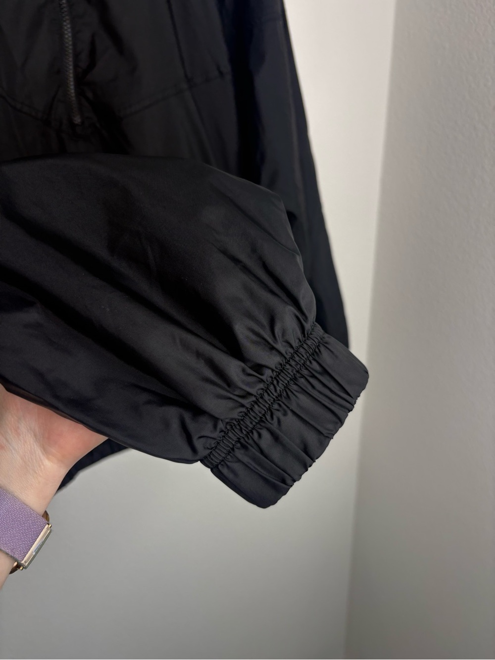 Nike Men’s Black Windbreaker with Packable Hood & Kangaroo Pocket - Picture 3 of 13